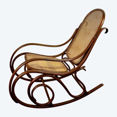 Sedia a dondolo Thonet in legno curvo e canna del 1900