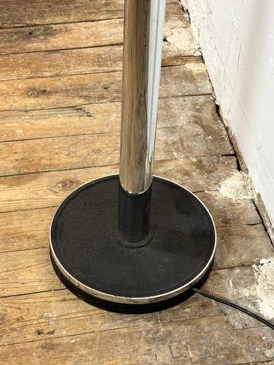 Lampada da terra italiana a forma di mughetto in metallo cromato vintage anni '70