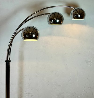 Lampada da terra italiana a forma di mughetto in metallo cromato vintage anni '70