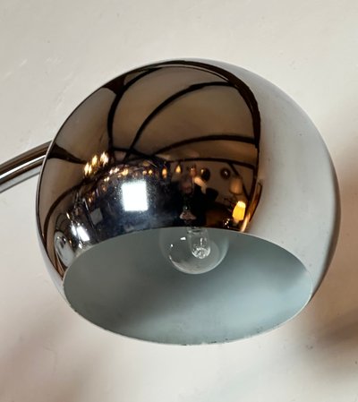 Lampada da terra italiana a forma di mughetto in metallo cromato vintage anni '70