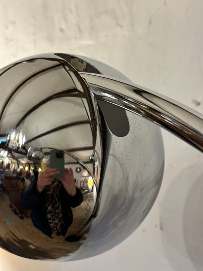 Lampada da terra italiana a forma di mughetto in metallo cromato vintage anni '70