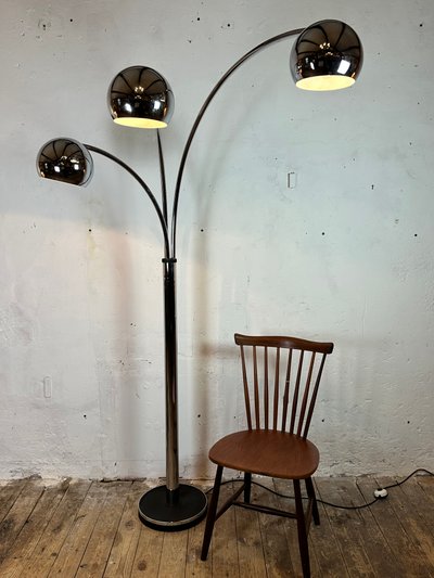 Lampada da terra italiana a forma di mughetto in metallo cromato vintage anni '70