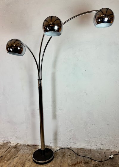 Lampada da terra italiana a forma di mughetto in metallo cromato vintage anni '70