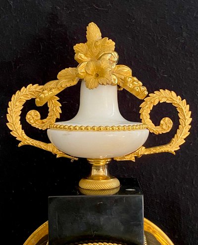 Portico Clock from the late 18th century in White Marble and Gilded Bronze