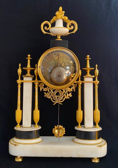 Portico Clock from the late 18th century in White Marble and Gilded Bronze