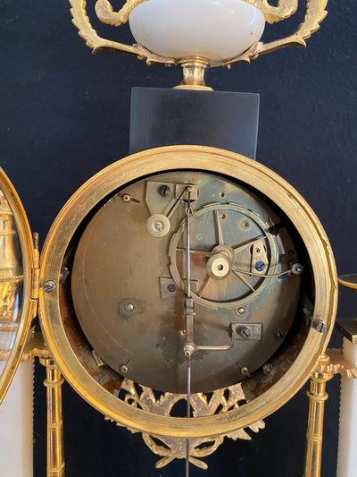 Portico Clock from the late 18th century in White Marble and Gilded Bronze