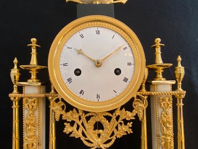 Portico Clock from the late 18th century in White Marble and Gilded Bronze