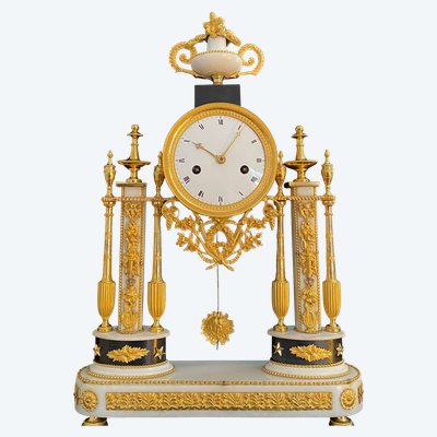 Portico Clock from the late 18th century in White Marble and Gilded Bronze