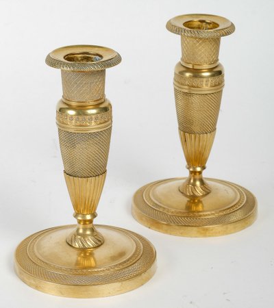 Paar kleine Kerzenleuchter namens „Ragots“ aus vergoldeter Bronze, Empire-Zeit, um 1810