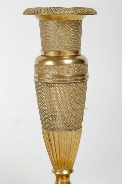 Paar kleine Kerzenleuchter namens „Ragots“ aus vergoldeter Bronze, Empire-Zeit, um 1810