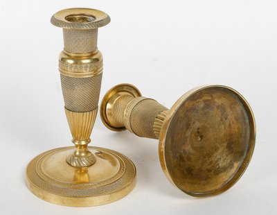 Paar kleine Kerzenleuchter namens „Ragots“ aus vergoldeter Bronze, Empire-Zeit, um 1810