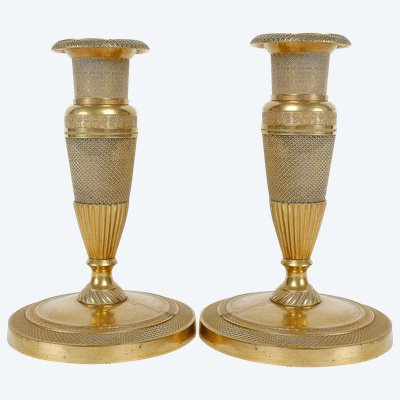 Paar kleine Kerzenleuchter namens „Ragots“ aus vergoldeter Bronze, Empire-Zeit, um 1810