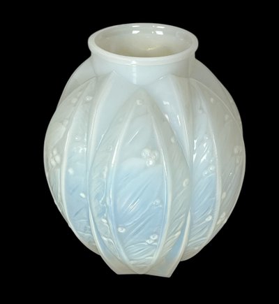 OPALESCENT GLASS VASE SIGNED VERLYS FROM THE 1930S WITH LAUREL DECOR