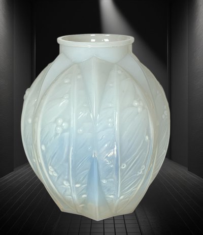 OPALESCENT GLASS VASE SIGNED VERLYS FROM THE 1930S WITH LAUREL DECOR