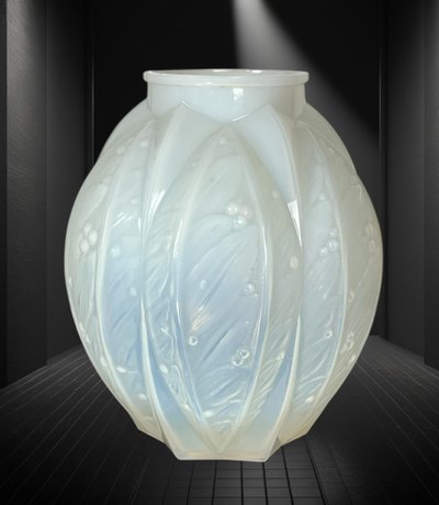OPALESCENT GLASS VASE SIGNED VERLYS FROM THE 1930S WITH LAUREL DECOR