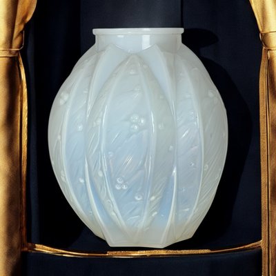 OPALESCENT GLASS VASE SIGNED VERLYS FROM THE 1930S WITH LAUREL DECOR