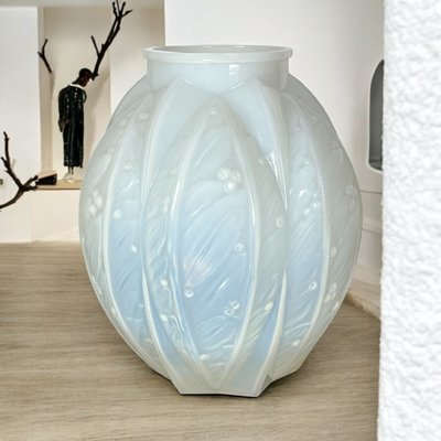 OPALESCENT GLASS VASE SIGNED VERLYS FROM THE 1930S WITH LAUREL DECOR