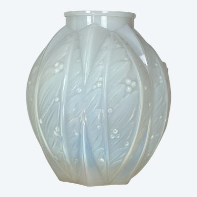 OPALESCENT GLASS VASE SIGNED VERLYS FROM THE 1930S WITH LAUREL DECOR