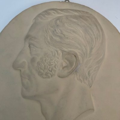 Gesso dell'atelier Charles Filleul, profilo di un uomo con basette