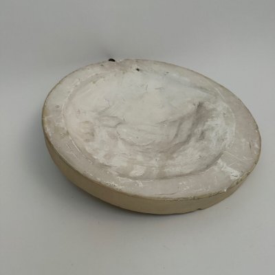 Gesso dell'atelier Charles Filleul, profilo di un uomo con basette