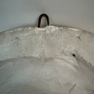 Gesso dell'atelier Charles Filleul, profilo di un uomo con basette