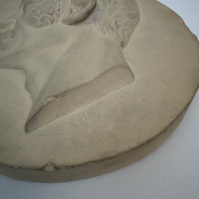 Gesso dell'atelier Charles Filleul, profilo di un uomo con basette