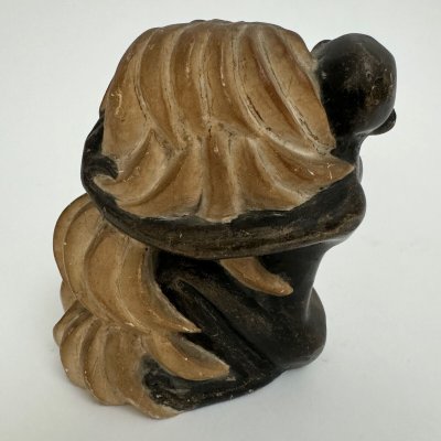 Scultura africanista 1930 soggetto femminile che tiene in mano un casco di banane