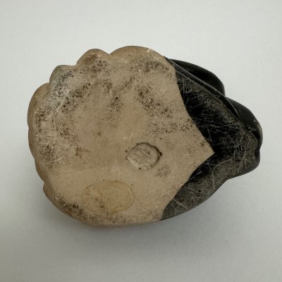 Scultura africanista 1930 soggetto femminile che tiene in mano un casco di banane