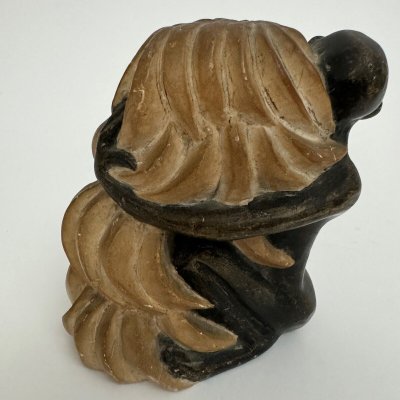 Scultura africanista 1930 soggetto femminile che tiene in mano un casco di banane