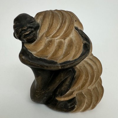 Scultura africanista 1930 soggetto femminile che tiene in mano un casco di banane