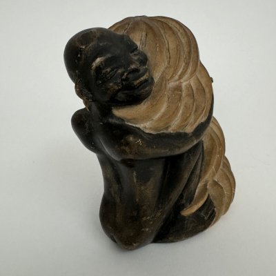 Scultura africanista 1930 soggetto femminile che tiene in mano un casco di banane