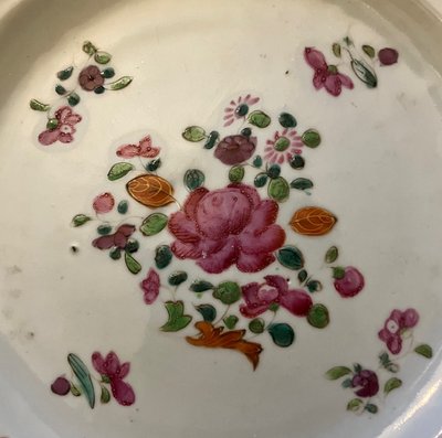 Schönes Paar alter Porzellanteller von Cie des Inde, China um 1775/1780