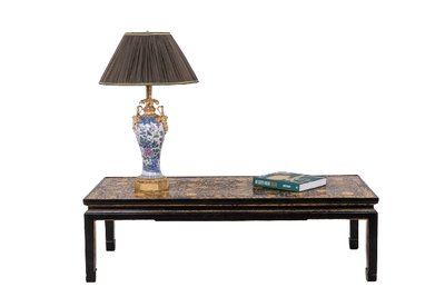 Table basse en laque rehaussée de motifs floraux. Circa 1900. LS6207355G