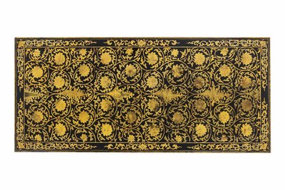 Table basse en laque rehaussée de motifs floraux. Circa 1900. LS6207355G