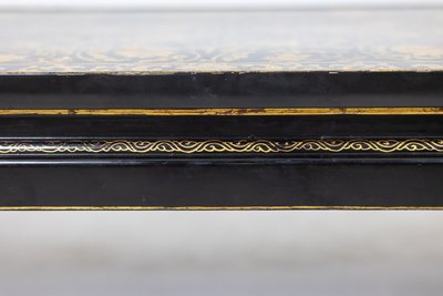 Table basse en laque rehaussée de motifs floraux. Circa 1900. LS6207355G