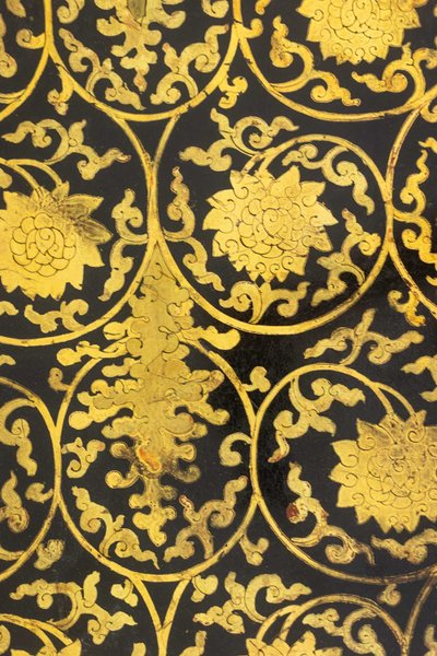 Table basse en laque rehaussée de motifs floraux. Circa 1900. LS6207355G
