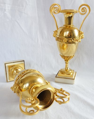 Claude Galle (attributed to): pair of Directoire period cassolettes in mercury-gilded bronze