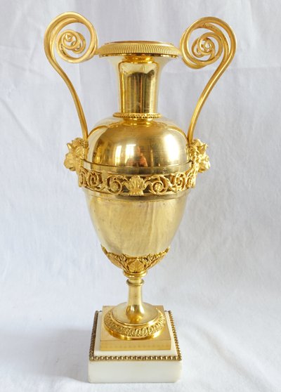 Claude Galle (attributed to): pair of Directoire period cassolettes in mercury-gilded bronze