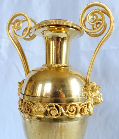 Claude Galle (attributed to): pair of Directoire period cassolettes in mercury-gilded bronze