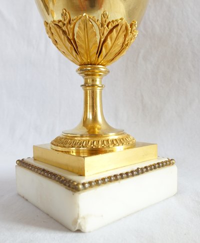 Claude Galle (attributed to): pair of Directoire period cassolettes in mercury-gilded bronze