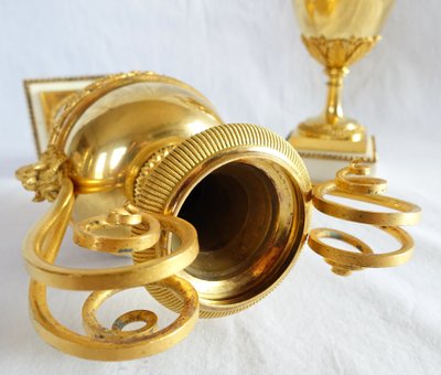 Claude Galle (attributed to): pair of Directoire period cassolettes in mercury-gilded bronze