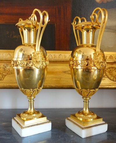Claude Galle (attributed to): pair of Directoire period cassolettes in mercury-gilded bronze