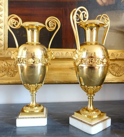 Claude Galle (attributed to): pair of Directoire period cassolettes in mercury-gilded bronze