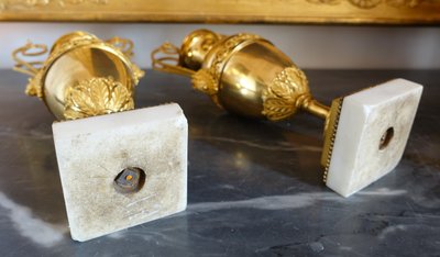 Claude Galle (attributed to): pair of Directoire period cassolettes in mercury-gilded bronze