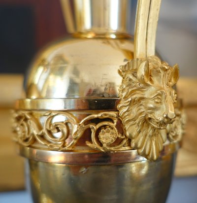 Claude Galle (attributed to): pair of Directoire period cassolettes in mercury-gilded bronze
