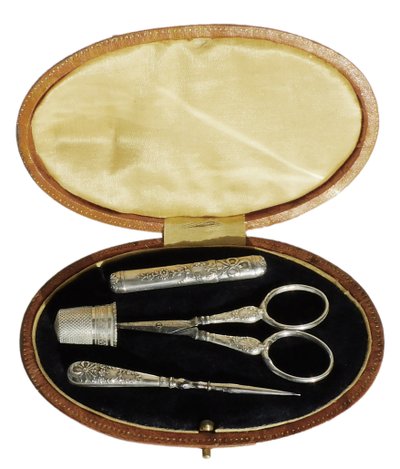 Necessaria vecchia scatola da cucito dell'inizio del XIX secolo, forbici, ditale, punzone da cucito, argento 