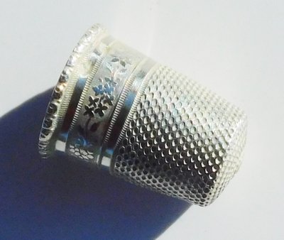 Necessaria vecchia scatola da cucito dell'inizio del XIX secolo, forbici, ditale, punzone da cucito, argento 
