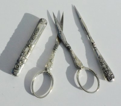 Necessaria vecchia scatola da cucito dell'inizio del XIX secolo, forbici, ditale, punzone da cucito, argento 
