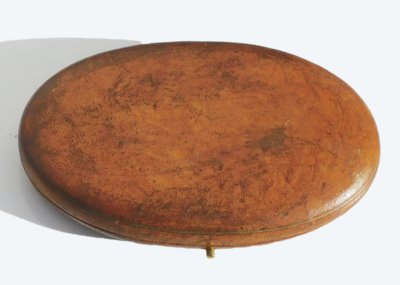 Necessaria vecchia scatola da cucito dell'inizio del XIX secolo, forbici, ditale, punzone da cucito, argento 