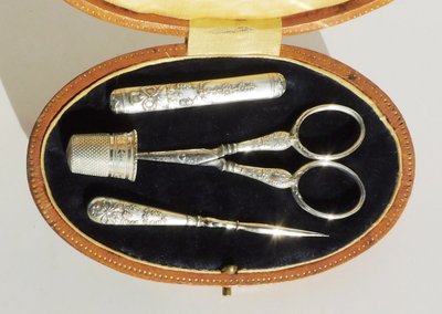 Necessaria vecchia scatola da cucito dell'inizio del XIX secolo, forbici, ditale, punzone da cucito, argento 